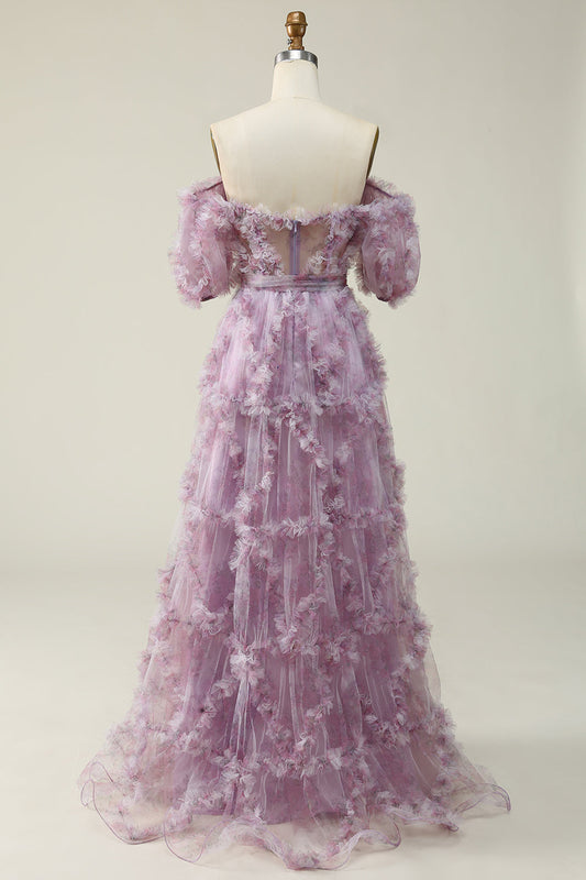 Une longue robe de bal violette à épaules dénudées avec imprimé
