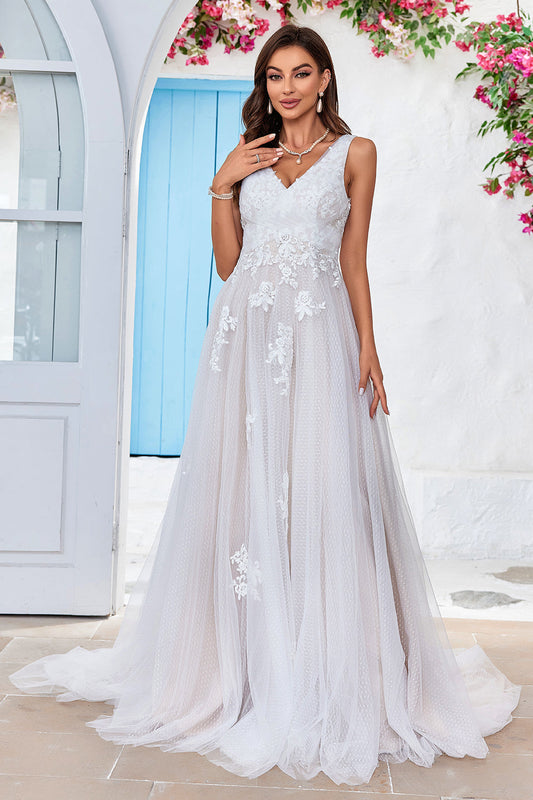 Robe de mariée ligne A en tulle abricot avec traîne et dentelle